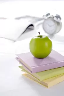 بک گراند باکیفیت سیب روی دفتر