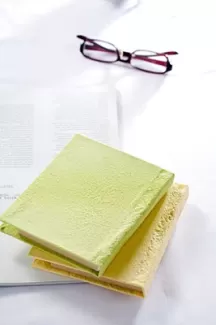 عکس باکیفیت دفتر و عینک