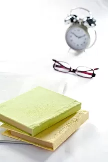 تصویر باکیفیت دفتر و عینک