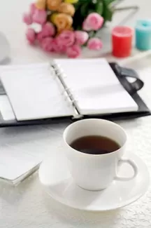 تصویر باکیفیت فنجان قهوه و دفترچه