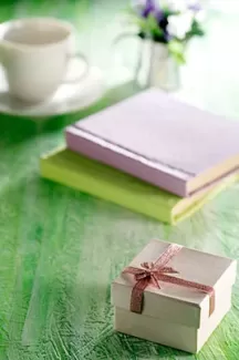 بک گراند باکیفیت جعبه کادو و دفتر