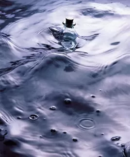 عکس باکیفیت بطری شیشه ای روی آب