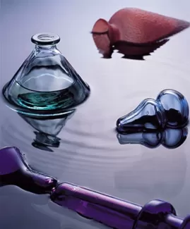 عکس باکیفیت بطری های شیشه ای روی آب