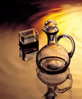 دانلود تصویر باکیفیت ظرف های شیشه ای روی آب