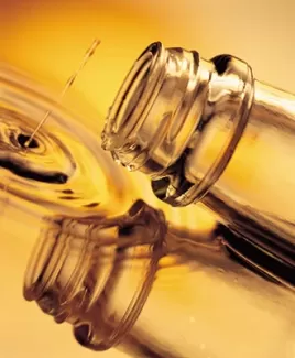 بک گراند کیفیت بالای بطری شیشه ای روی آب