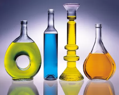 تصویر باکیفیت بطری های شیشه ای رنگی