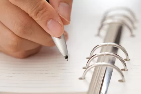 تصویر باکیفیت دست در حال نوشتن