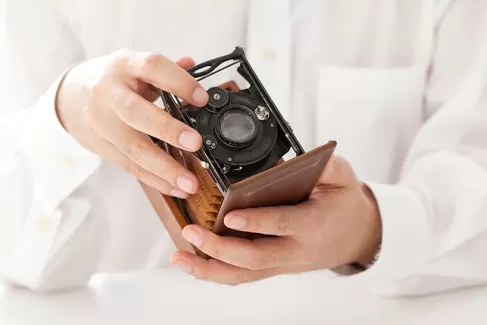 عکس کیفیت بالای دوربین قدیمی در دست برای طراحی عکس کیفیت بالای دوربین قدیمی در دست برای طراحی