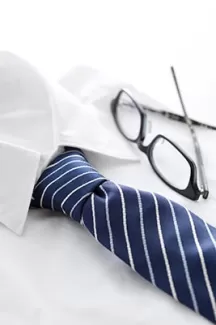 تصویر باکیفیت عینک و پیراهن مردانه