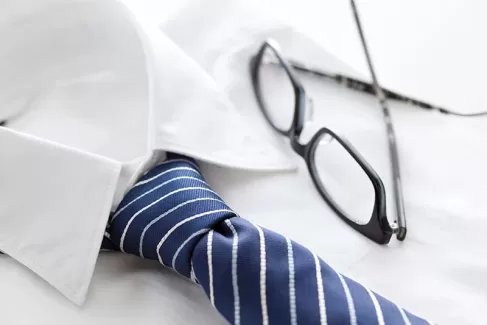 عکس باکیفیت عینک و پیراهن مردانه