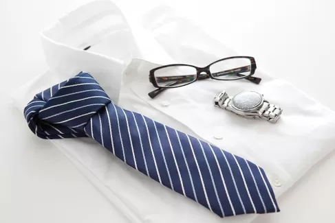 عکس استوک باکیفیت عینک و پیراهن مردانه