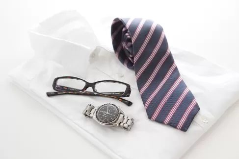 تصویر استوک باکیفیت ساعت و عینک و پیراهن مردانه