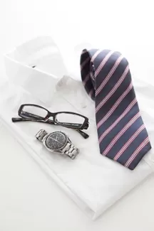تصویر باکیفیت ساعت و عینک و پیراهن مردانه