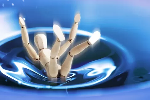عکس استوک باکیفیت آدمک چوبی در آب عکس استوک باکیفیت آدمک چوبی در آب
