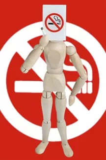 تصویر کیفیت بالای آدمک چوبی و علامت سیگار ممنوع