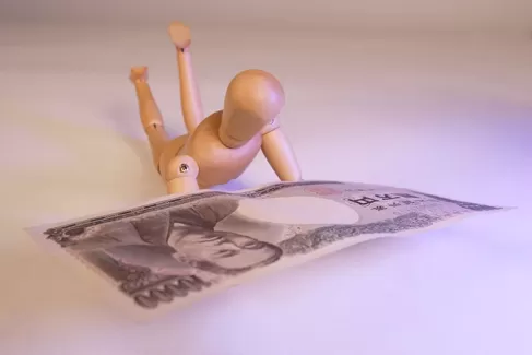 دانلود تصویر استوک باکیفیت آدمک چوبی و اسکناس دانلود تصویر استوک باکیفیت آدمک چوبی و اسکناس