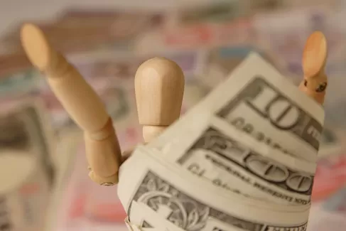 دانلود عکس استوک باکیفیت آدمک چوبی و دلار دانلود عکس استوک باکیفیت آدمک چوبی و دلار