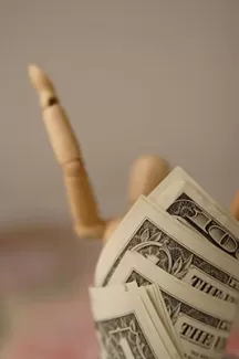 دانلود عکس باکیفیت آدمک چوبی و دلار دانلود عکس باکیفیت آدمک چوبی و دلار