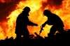 عکس باکیفیت آتش نشان درحال خاموش کردن آتش