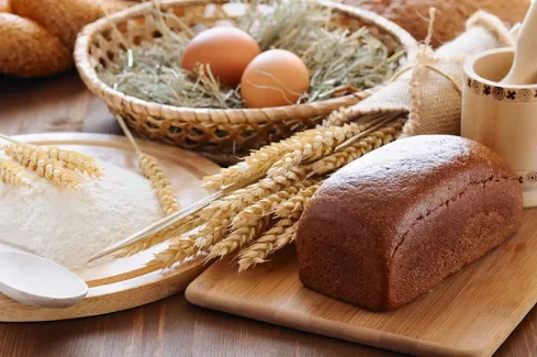 عکس استوک کیفیت بالای نان و خوشه گندم عکس استوک کیفیت بالای نان و خوشه گندم