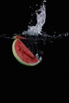 تصویر باکیفیت هندوانه در آب