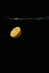 تصویر باکیفیت برش پرتقال در آب