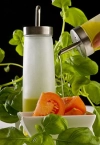 تصویر باکیفیت روغن زیتون و گوجه فرنگی