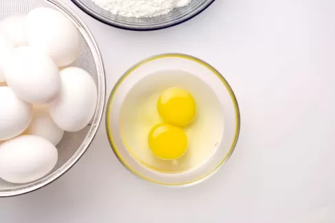 تصویر استوک باکیفیت تخم مرغ در ظرف