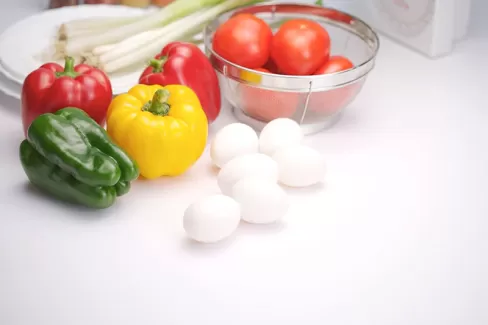 تصویر باکیفیت تخم مرغ و سبزیجات