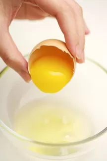 عکس باکیفیت تخم مرغ درحال شکستن