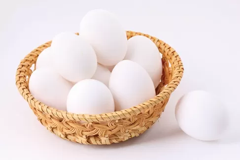 تصویر استوک کیفیت بالای تخم مرغ در سبد