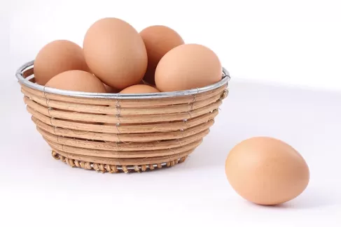 عکس استوک کیفیت بالای تخم مرغ در سبد