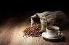 عکس با کیفیت فنجان و دانه های قهوه