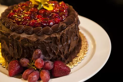 عکس با کیفیت کیک با روکش شکلات و توت فرنگی