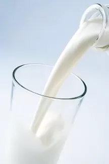 عکس باکیفیت شیر در حال ریختن داخل لیوان