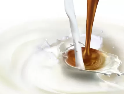 عکس باکیفیت شیر کاکائو و شیر در حال ریختن