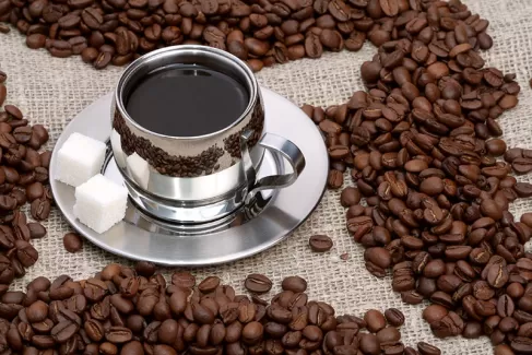 عکس با کیفیت فنجان قهوه و دانه های قهوه