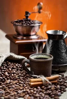 عکس با کیفیت آسیاب قهوه و فنجان و دانه های قهوه