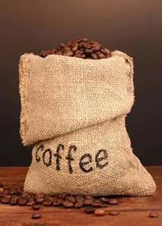 عکس با کیفیت دانه های قهوه در کیسه