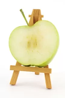 تصویر با کیفیت سیب سبز روی پایه