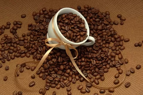 عکس با کیفیت دانه های قهوه در فنجان