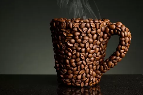 عکس با کیفیت فنجان و دانه های قهوه