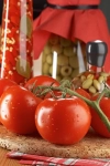 تصویر با کیفیت گوجه فرنگی و شیشه زیتون