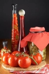 تصویر با کیفیت گوجه فرنگی و شیشه سس