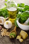 تصویر با کیفیت روغن زیتون و ریحان و سیر