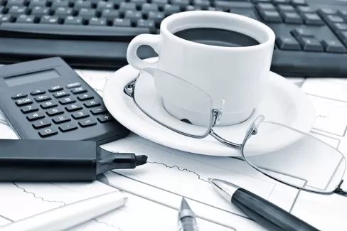 عکس با کیفیت فنجان قهوه و میزکار عکس با کیفیت فنجان قهوه و میزکار