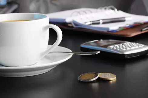 عکس با کیفیت فنجان قهوه و میزکار عکس با کیفیت فنجان قهوه و میزکار