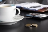 عکس با کیفیت فنجان قهوه و میزکار