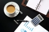 عکس با کیفیت فنجان قهوه و میزکار