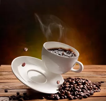 عکس با کیفیت فنجان قهوه و دانه های قهوه عکس با کیفیت فنجان قهوه و دانه های قهوه